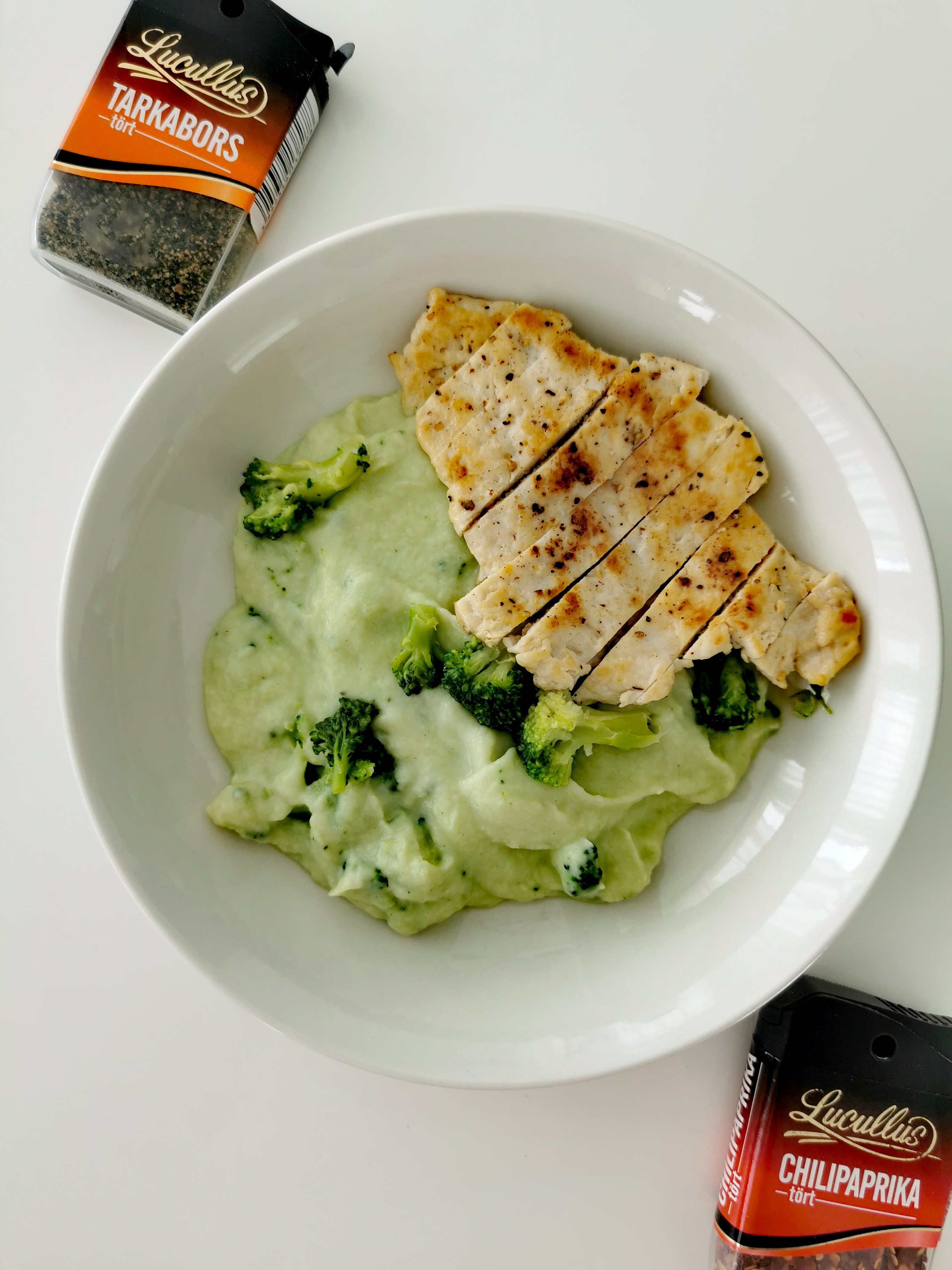 Brokkolis karfiolpüré csirkemell